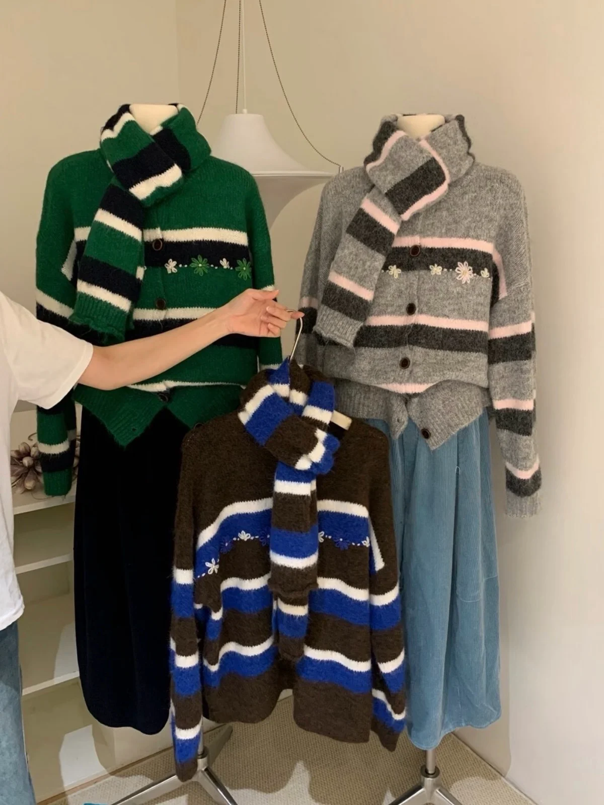 Cárdigan de punto estilo coreano para mujer, suave y afelpado, de corte holgado, con rayas y bordado de margaritas, suéter de abrigo con bufanda.