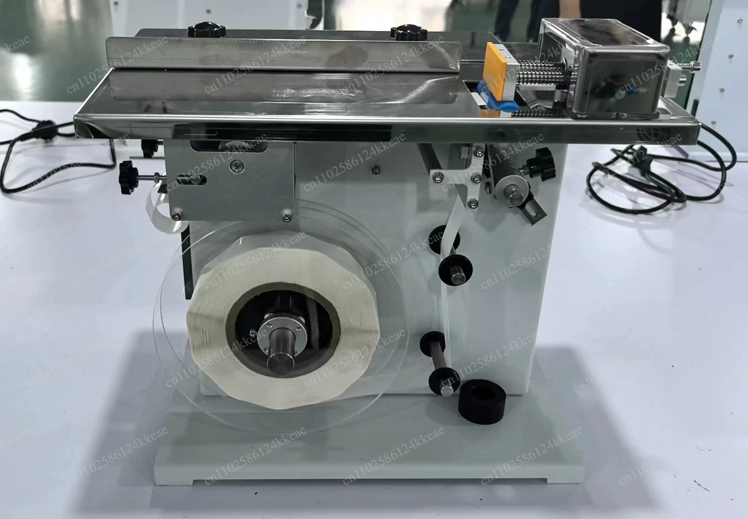 Automatic sealing transparent round label right angle labeling machine, anti-counterfeiting label sealing corner labeling