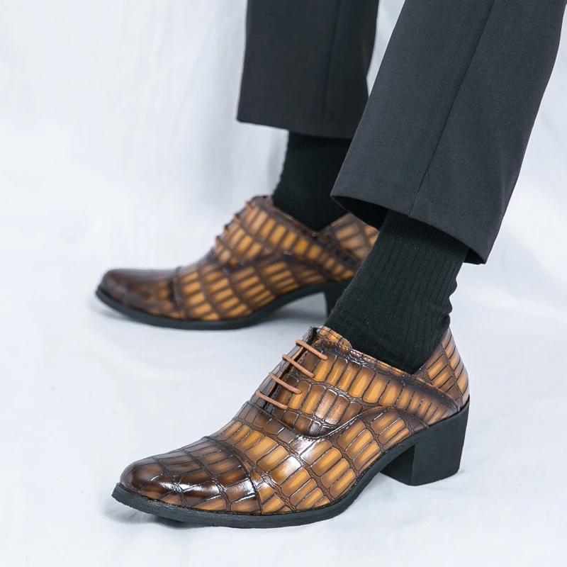 

Лидер продаж, мужские банкетные модельные туфли, Европа, Америка, остроконечные деловые туфли на высоком каблуке, высококачественные мужские туфли из блестящей кожи