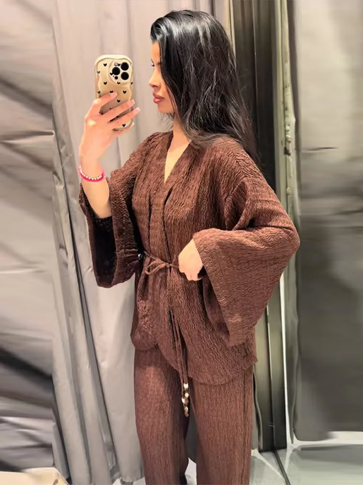 Texturiertes Spitzen-Oberteil mit V-Ausschnitt und Schnürung, Hosenanzüge für Damen, sexy Oberteile mit Fledermausärmeln und geraden Hosen mit hoher Taille, bezaubernde Damen-Outfits – Detail 21