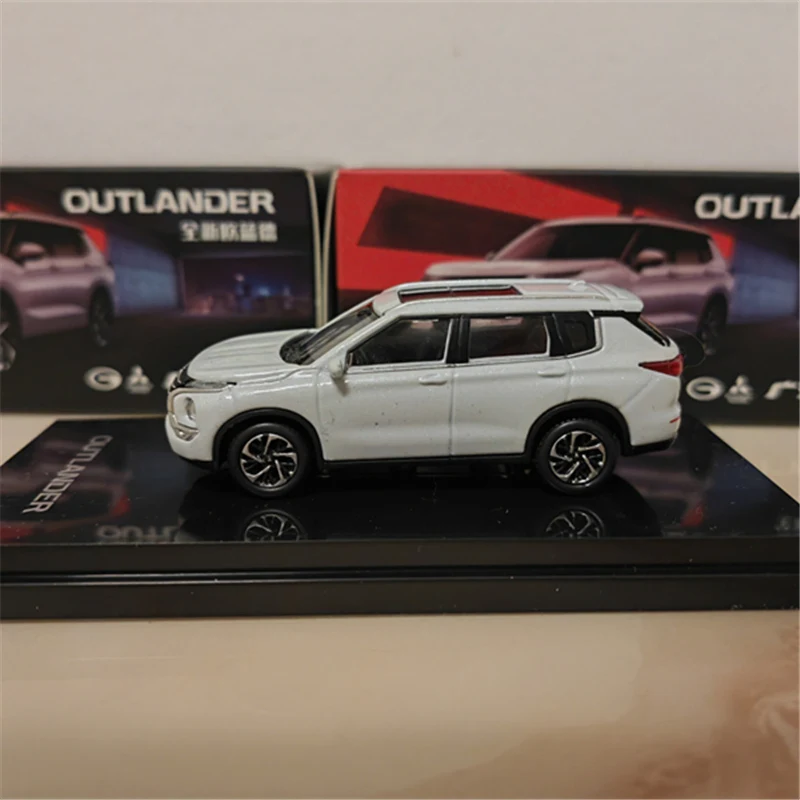 1/64 Mitsubishis Outlander SUV Alloy Car Model Diecasts Metal Toy Vehicles Car Model Miniature Scale Childrens Gifts Decorations