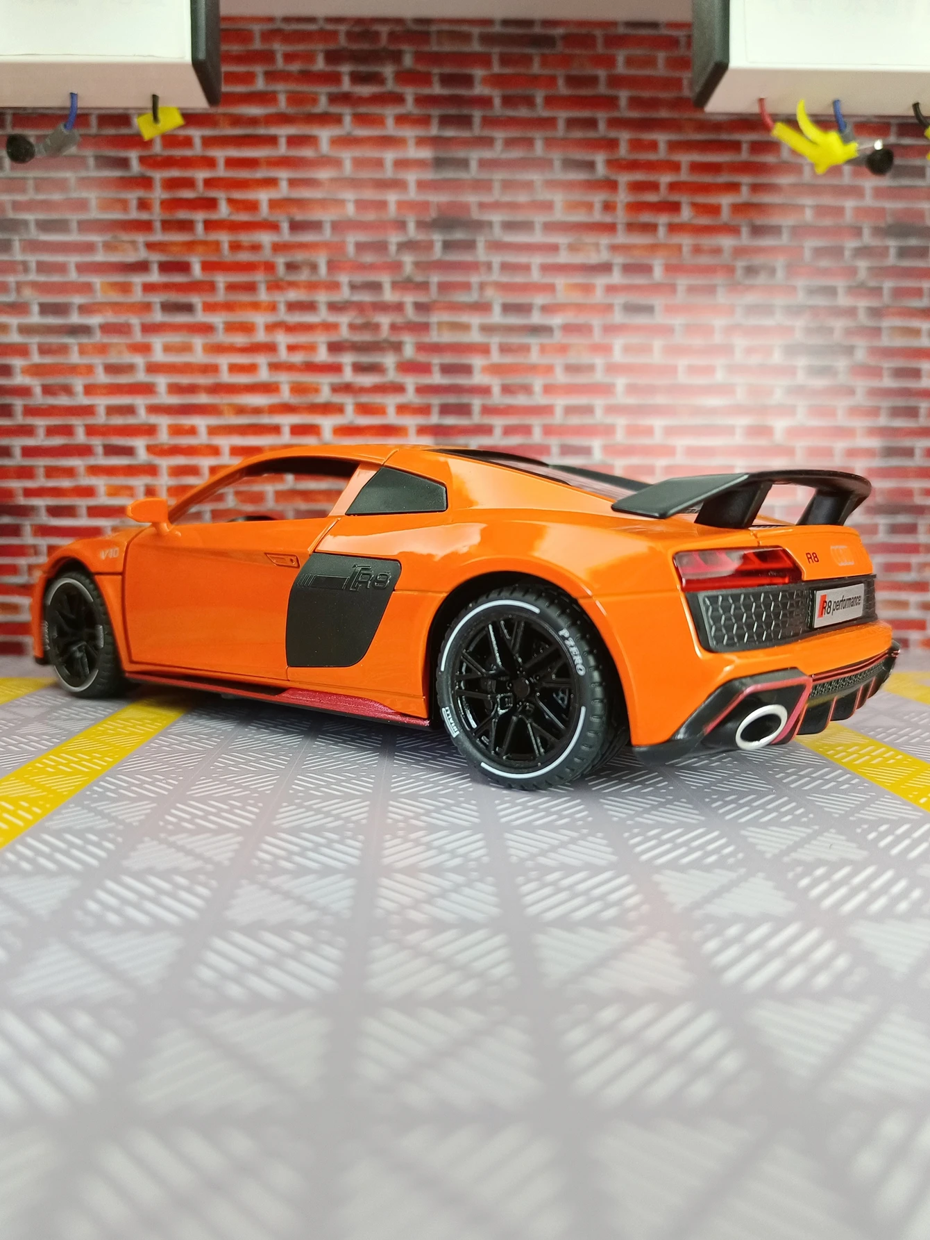 1:24 simulação Audi R8 V10 liga modelo de carro ornamento, coleção de portas e capô do motor, porta-malas pode ser aberta, som e luz