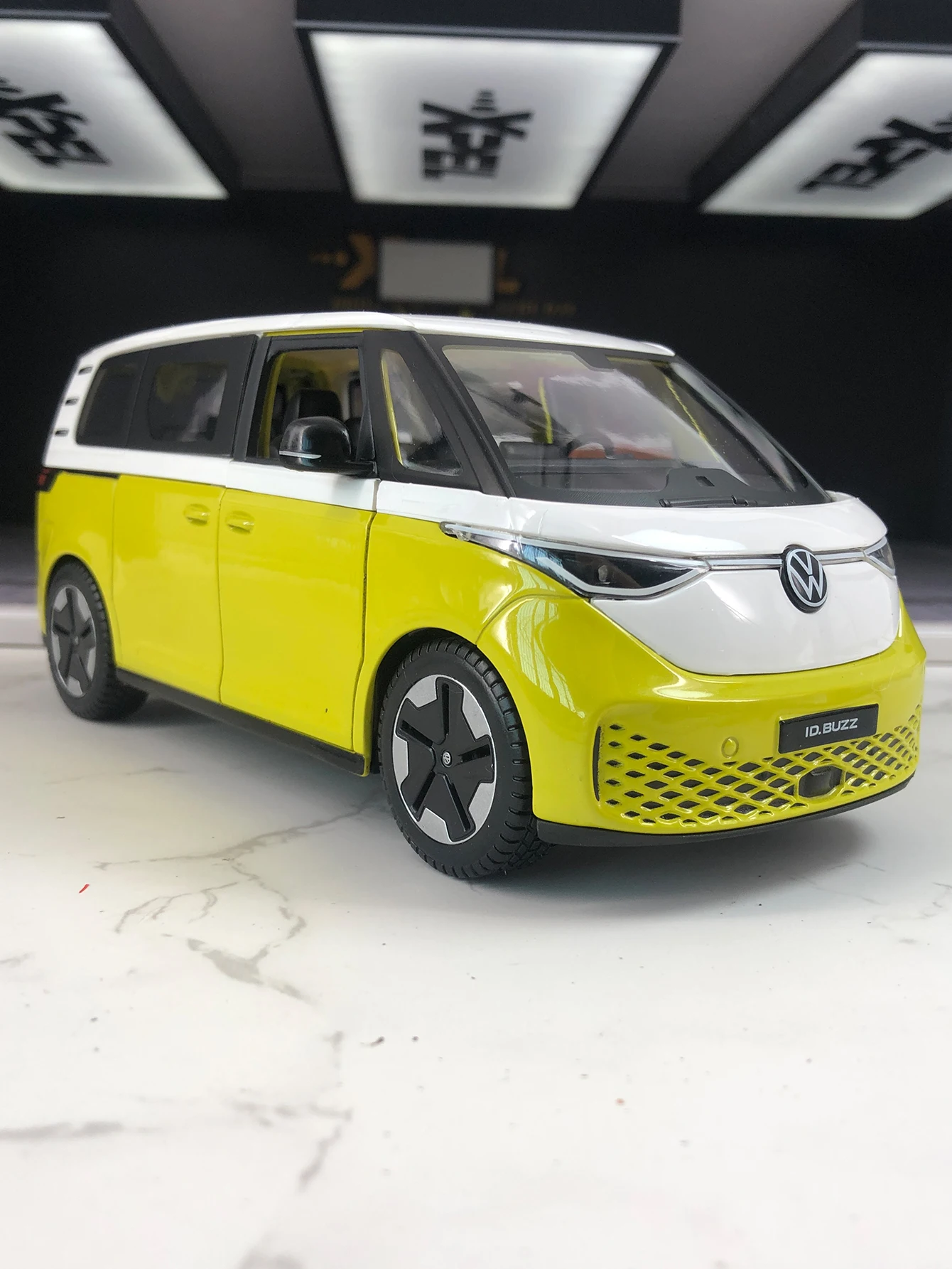 

Maisto 1:24 2023 Volkswagen ID. Buzz car model, zinc alloy metal decoration, collectible gift car