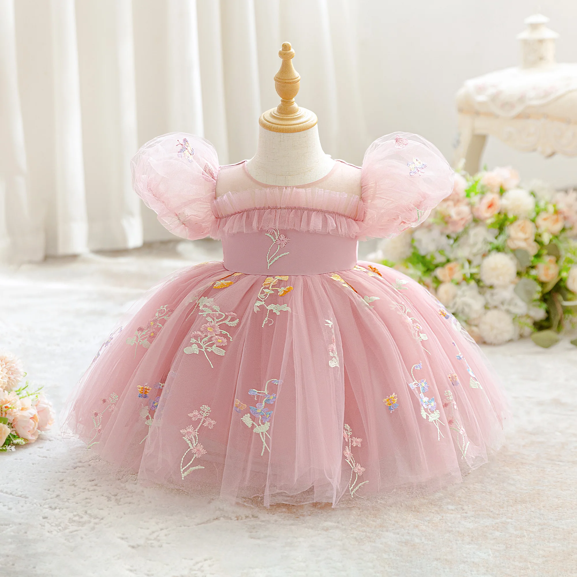 Baby Mädchen Kleid mit Blumenmuster, Puffärmel, elegantes Kleid, weißes Taufkleid, geeignet für die Versammlung von Geburtstagsfeiern – Detail 2