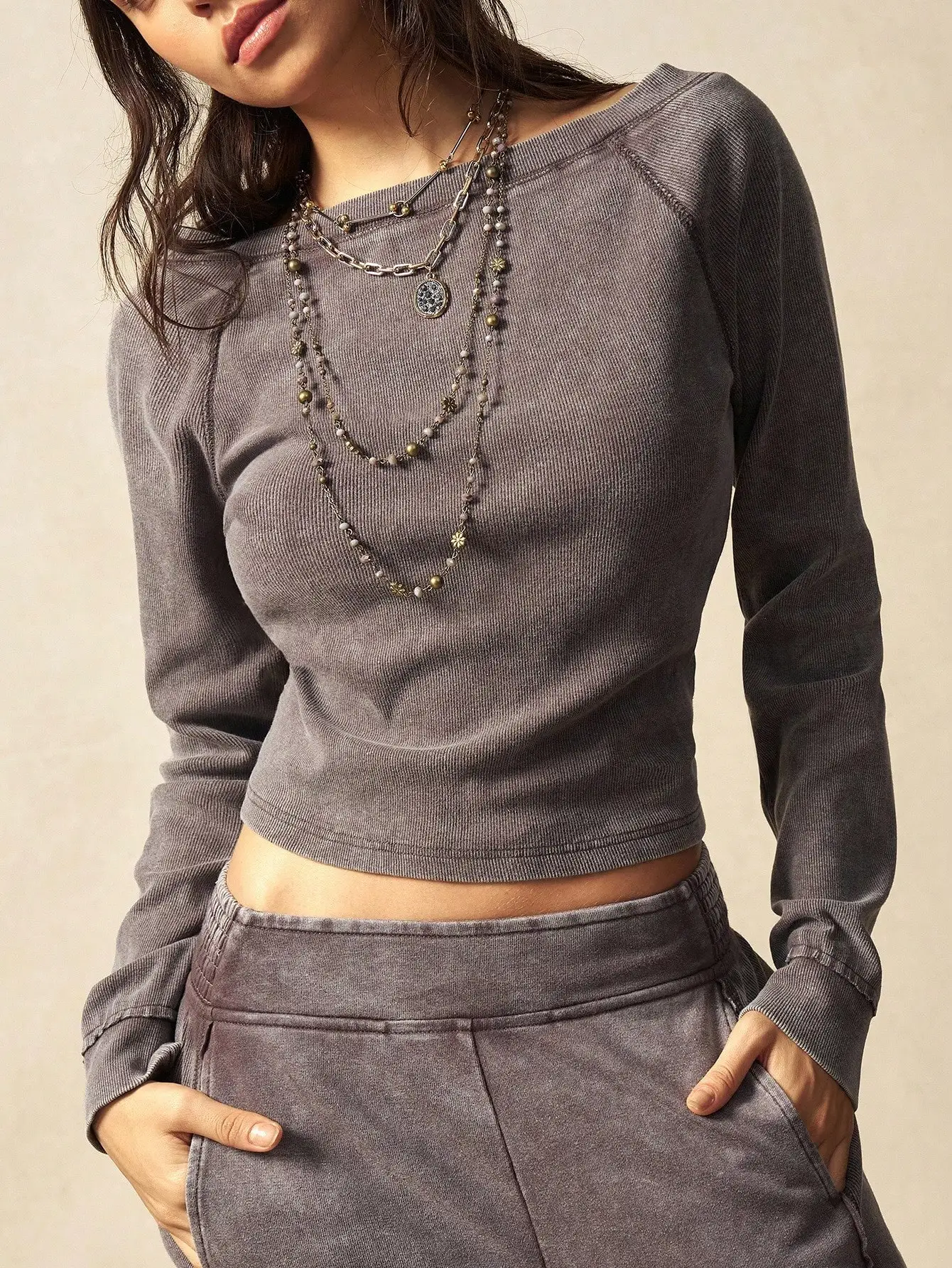 

Комплект из двух предметов в стиле бохо: вязаный укороченный топ и брюки для женщин, осень-зима