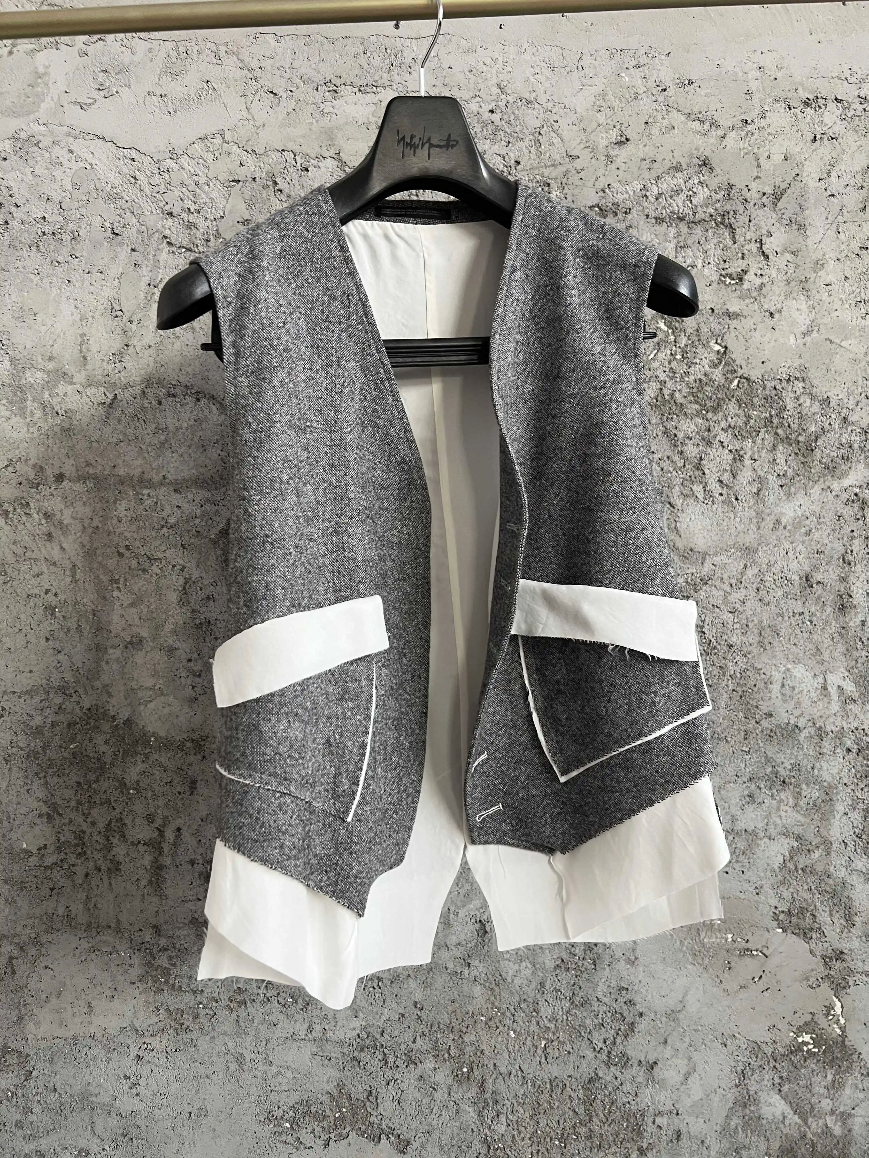 Original retro color-blocked artistic stand-up collar vest with multiple pockets and velvet waistcoat for men, a niche and trend