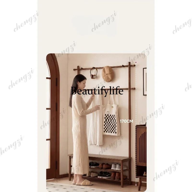 

Clothes and hats at the door, shoe rack integrated, clothes hanging at the door, new solid wood floor-to-ceiling bedroom