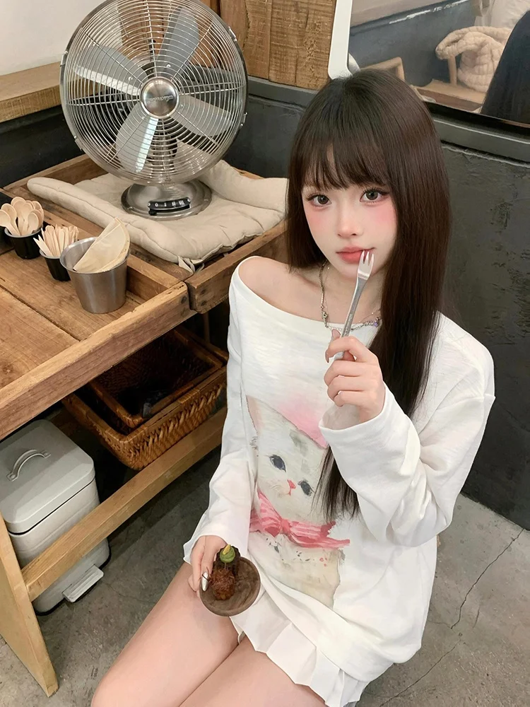 Słodka i pikantna dziewczyna - nadruk, bluzka z jednym ramieniem, długa koszulka damska, luźna, wyszczuplająca bluzka bazowa na wiosnę i jesień.