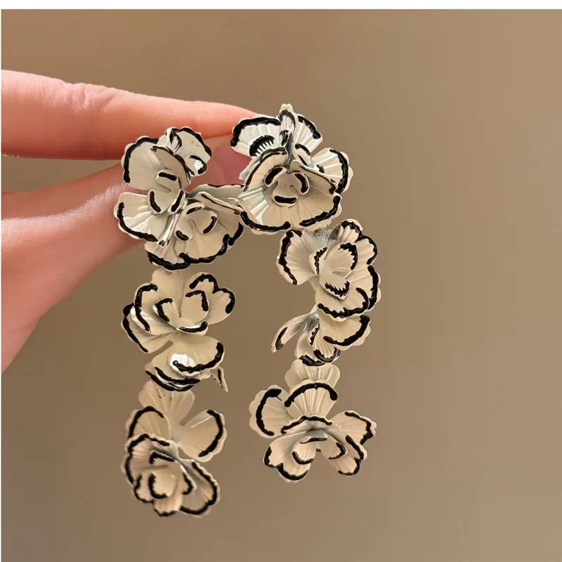 

2025 Silver Needle Painted Flower Earrings for Women Unique Design High-End Feelings Daily Accessory Jewelry