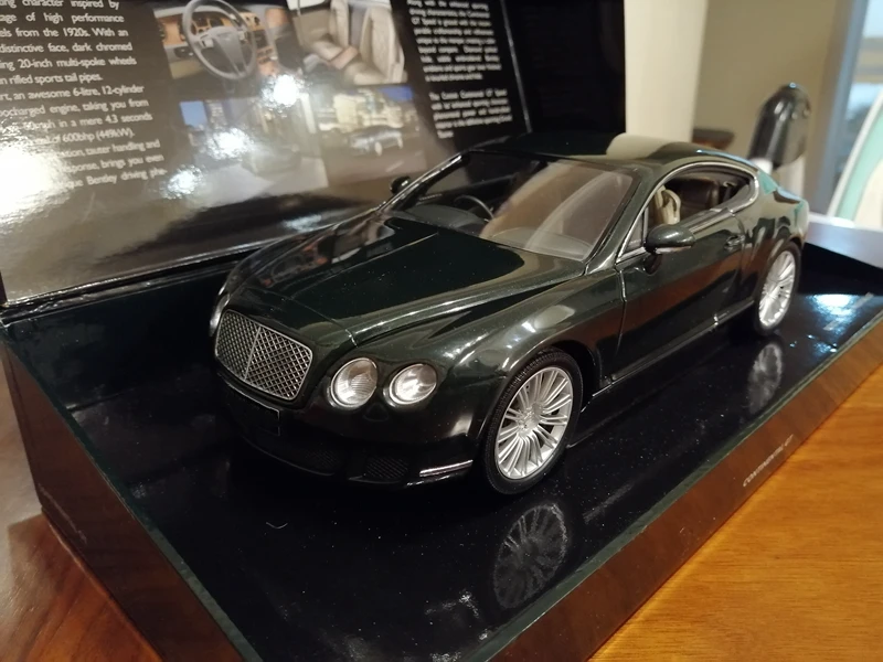 Minichamps 1:18 Continental GT สีเขียวจําลอง Limited Edition ทั้งหมดเปิดโลหะผสมโลหะ Static รถของเล่นของขวัญ