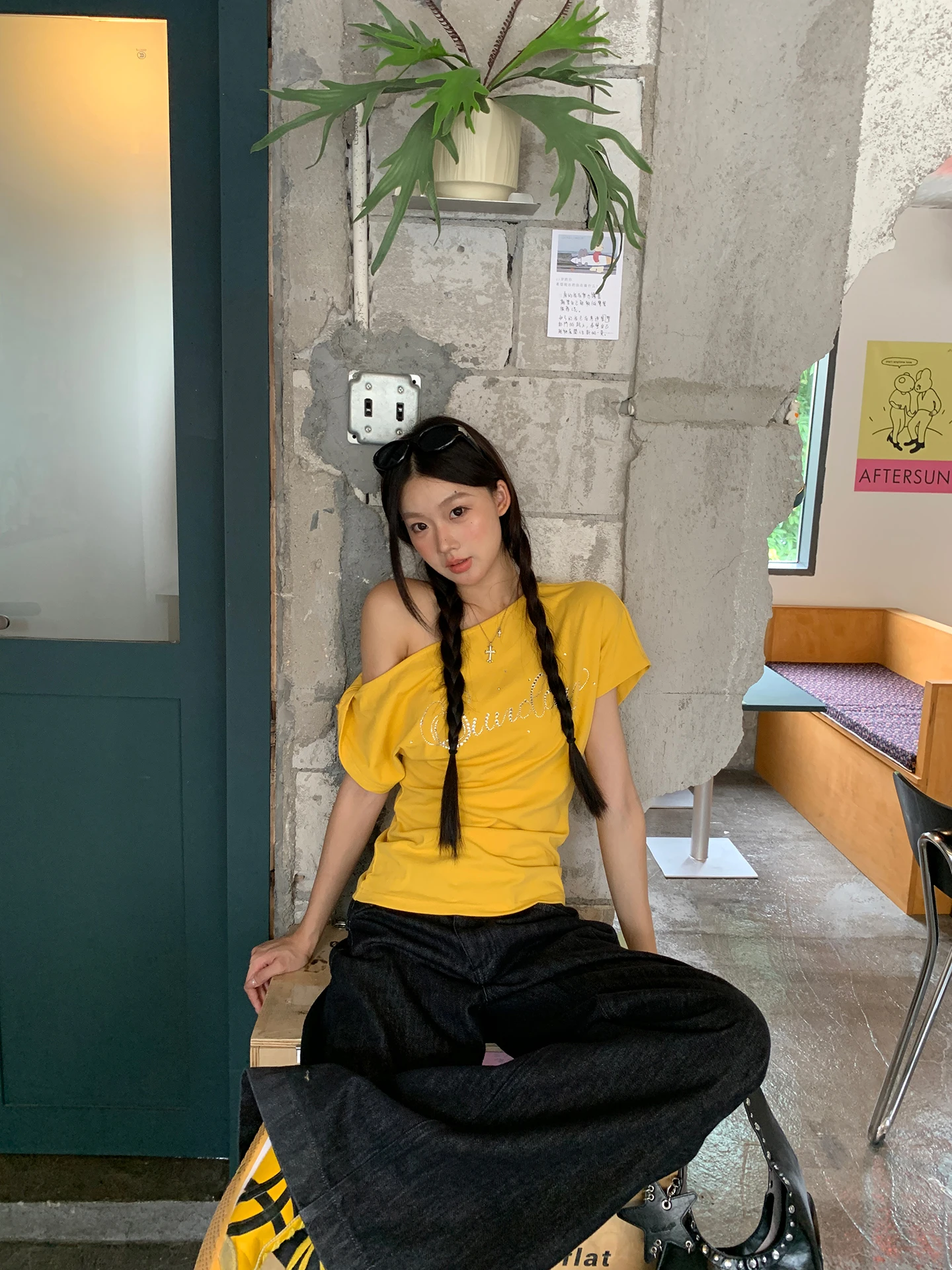 تي شيرت نسائي أنيق بأكمام قصيرة وكتف مكشوف، تصميم فريد وجميل، قطن مريح وعصري لفصل الصيف #4