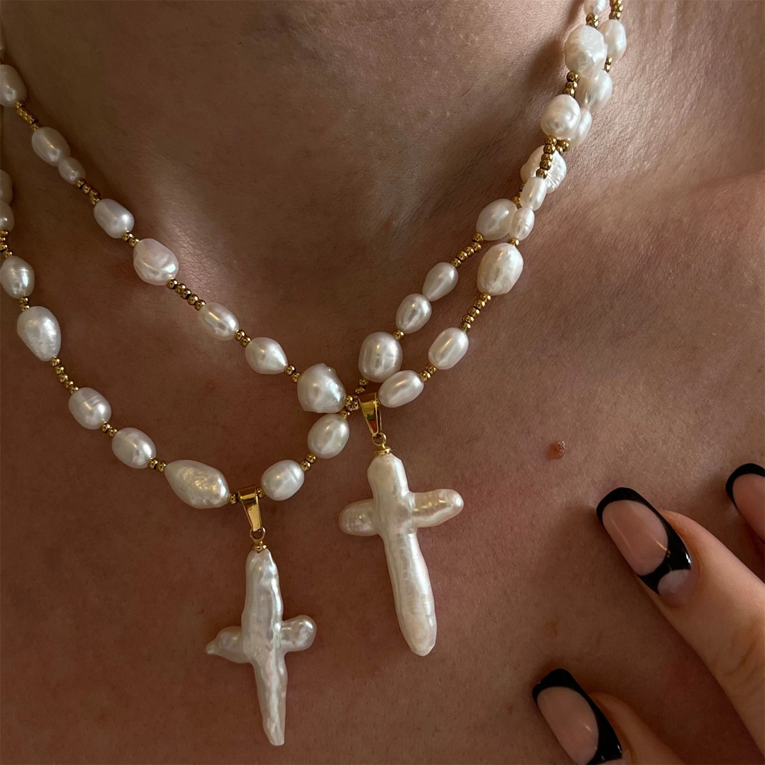 

WAKA Women's Trendy Statement Necklace with Unique Pearl Cross Pendant & Chunky Chain Vintage Style for Daily Party Wear