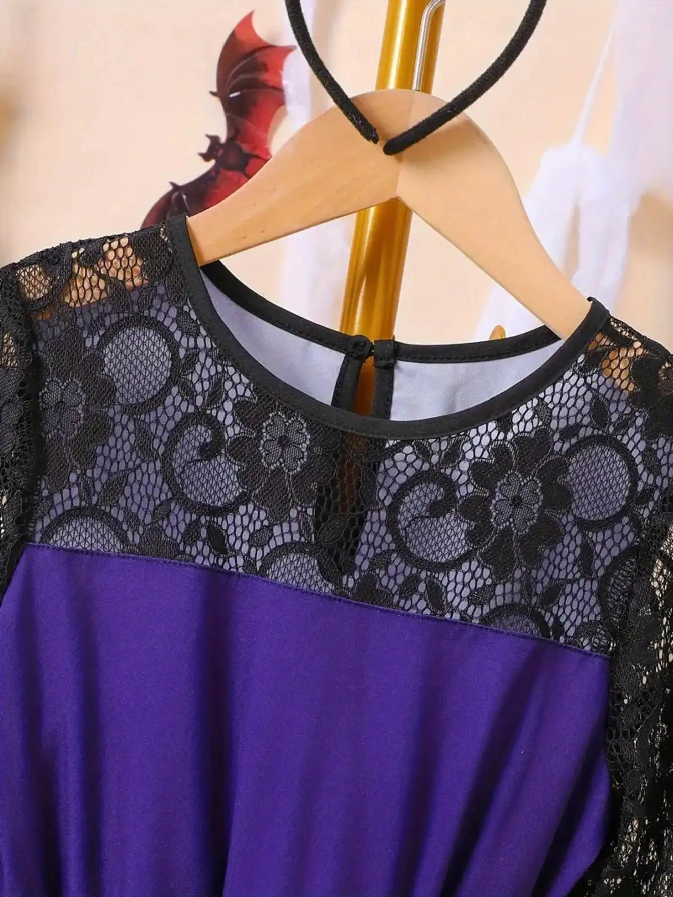 Kinder-Halloween-Kleid mit Kürbisbaum-Motiv, Netz-Trompetenärmeln, Taillenbetonenden Trägern, mittellangem Rock und Rundhalsausschnitt – Detail 5