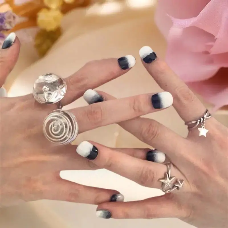 حلقات مفتوحة على شكل زهرة حدوة حصان شفافة لالتقاط الصور الفوتوغرافية للأظافر في الاستوديو، عرض مكياج ملون لجل الأظافر