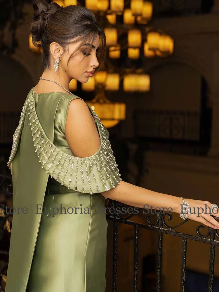 المملكة العربية السعودية فساتين سهرة فاخرة 2025 عمود ساتان فستان المشاهير أخضر مسود خرز على شكل قلب كيب مناسبة خاصة