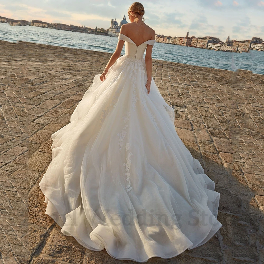 Robe de mariée princesse ligne a, col en V, épaules dénudées, longueur au sol irrégulière, en Organza Appliqué