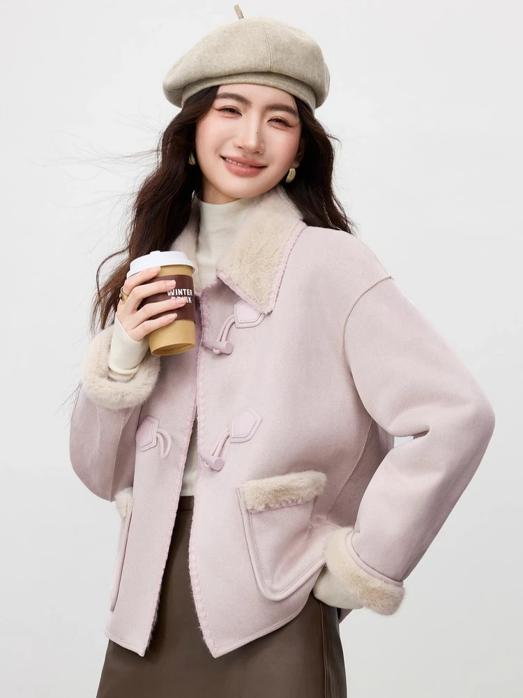 

SENTUBILA женское замшевое пальто, зима 2025 г., короткое пальто в консервативном стиле, свободная посадка на пуговицах, универсальная толстая теплая куртка W54PA4095