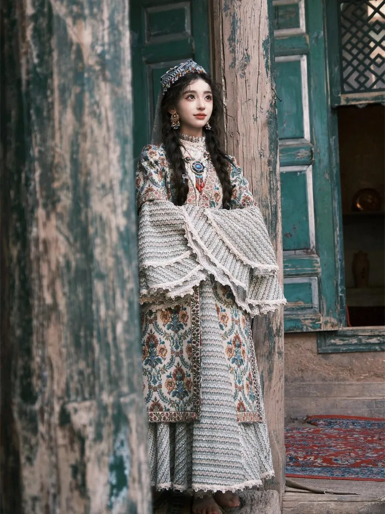 Nuova fotografia di viaggio e abbigliamento per ritratti di gruppi etnici nelle Regioni Occidentali