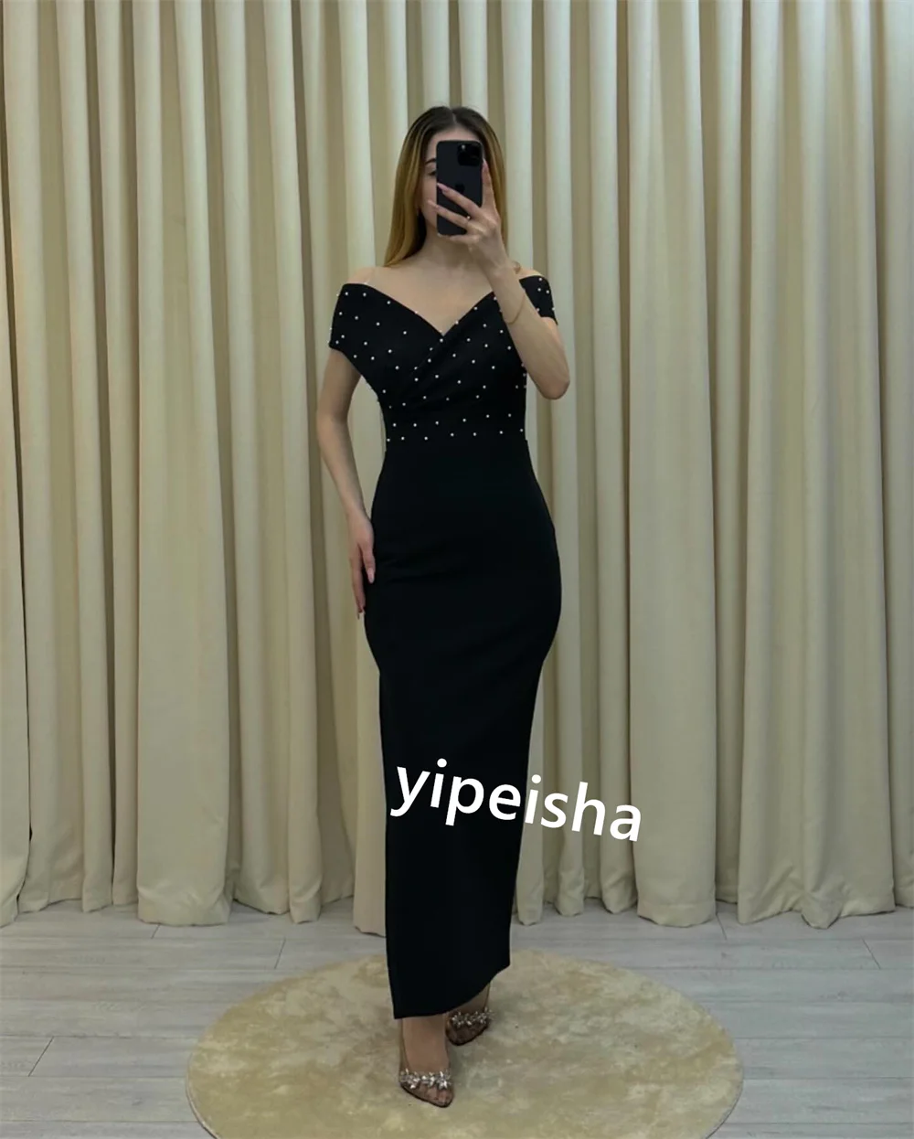 Vestido de noche personalizado con perlas de satén para fiesta de boda, corte en A, hombros descubiertos, vestido para ocasión a medida, vestidos por debajo de la rodilla de Arabia Saudita