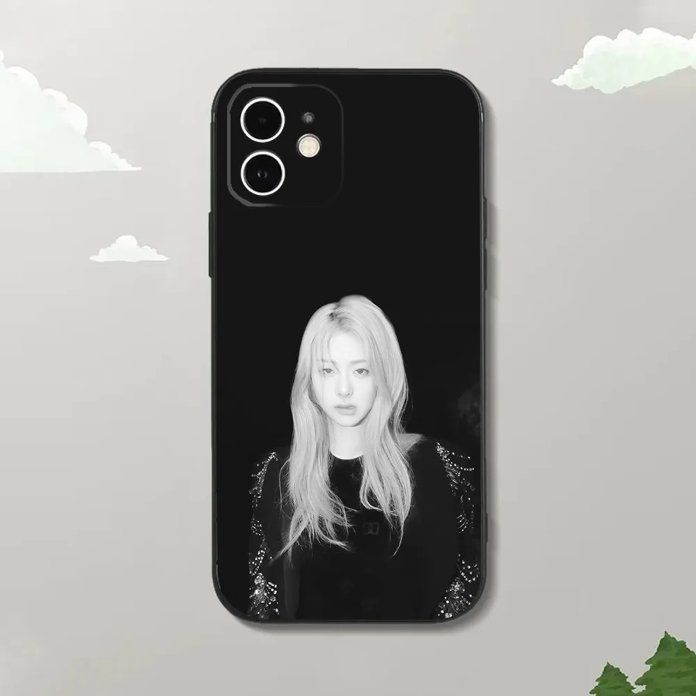 Singer Huh Yunjin Phone Case For iPhone16,15,14,13,12 Mini 11 Pro XR,X,XS,MAX 7,8 Plus Silicone Cover Soft Black