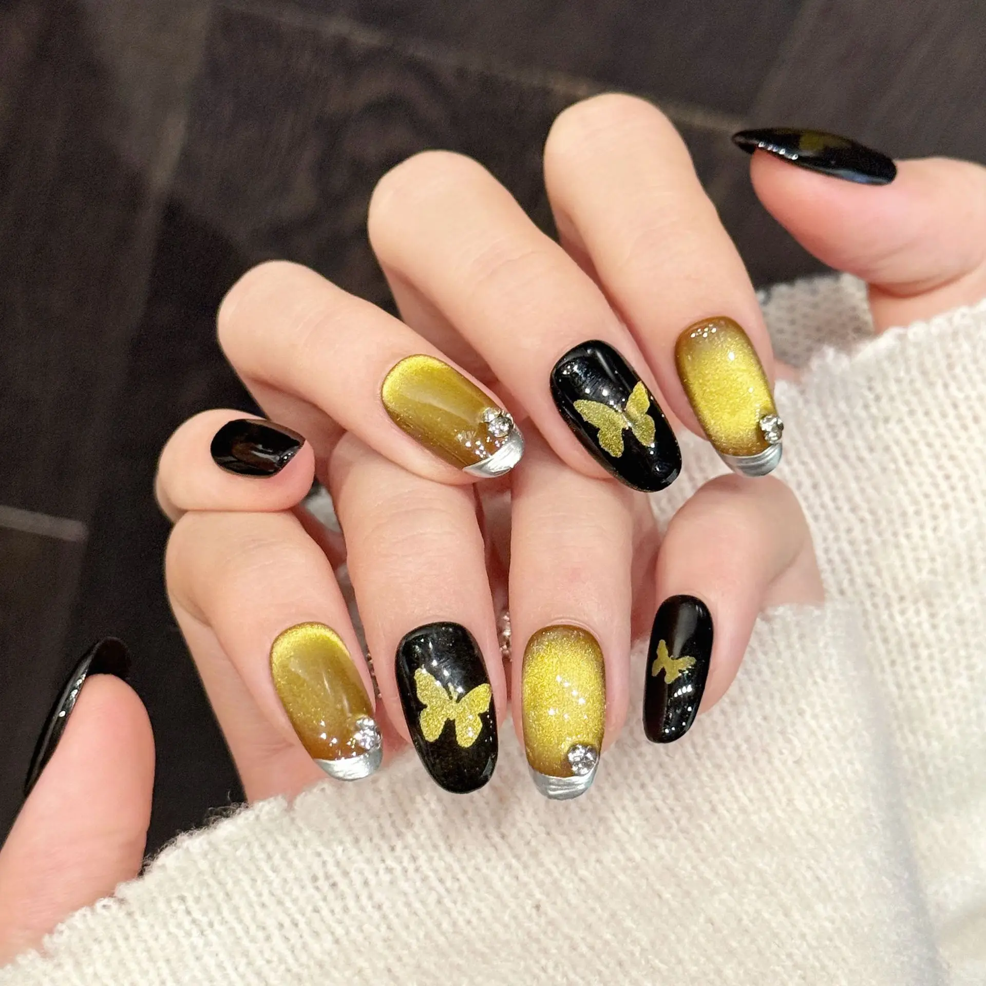 10 個の光沢のあるゴールドの蝶のプレスオンネイル、スイートクールシルバーエッジフレンチスタイルの手作り付け爪、ブラックスクエア/アーモンドフェイクネイル