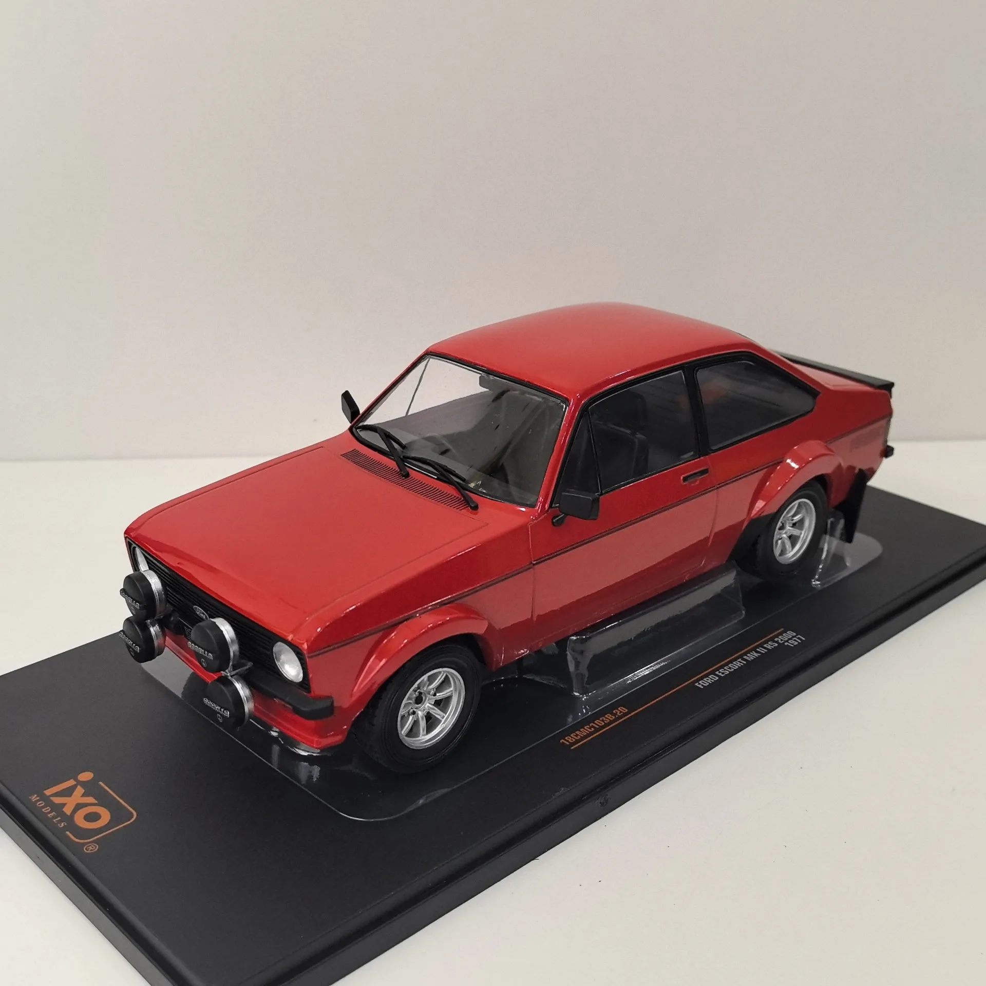 

Diecast IXO 1/18 Scale FORD ESCORT MKII RS 2000 1977 Ford Alloy Car Model Collectible Toy Gift Souvenir Display Ornament