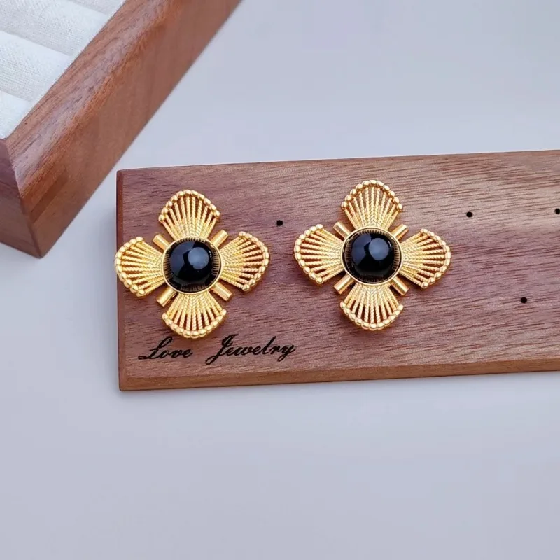 

Light Luxury Niche Hollow Flower Premium Retro Stud Earrings New Chinese Women's Autumn and Winter Earrings Design Sense Silver