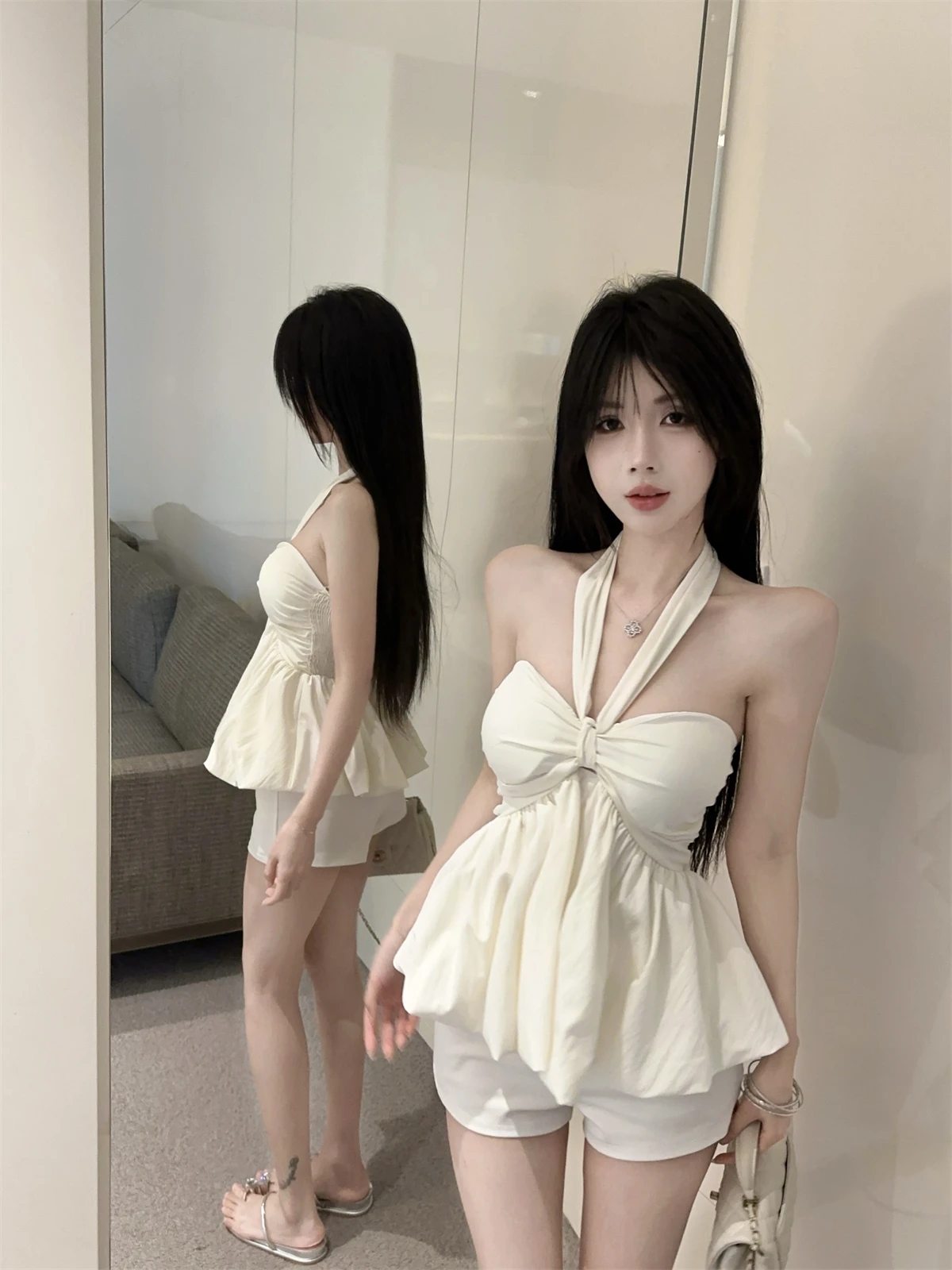 Conjunto de moda de verano para mujer: Top corto halter color burdeos con hombros descubiertos, cinturón anudado y espalda descubierta.