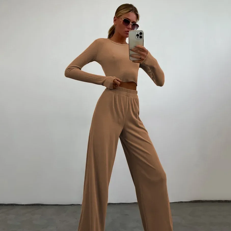 

Женские весенне-осенние брючные комплекты 2021. Женские тонкие топы с круглым вырезом и длинными рукавами + широкие брюки с эластичной резинкой на талии. Женские комплекты брюк.