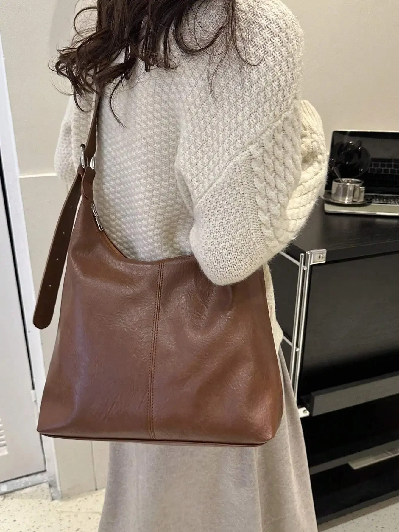 Vintage-Umhängetasche mit großem Fassungsvermögen für Damen mit weicher, solider Umhängetasche – Detail 21