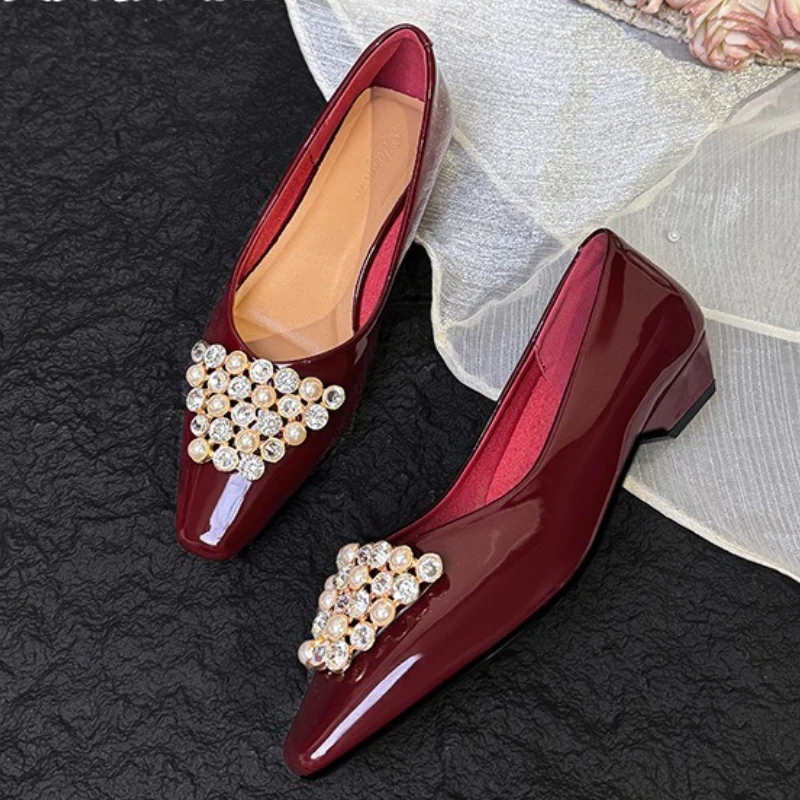 

Высококачественная дизайнерская обувь из лакированной кожи для женщин, роскошные вечерние туфли на массивном каблуке с кристаллами и жемчугом, элегантные свадебные туфли на каблуке