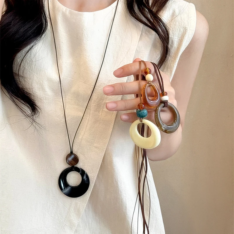 

New Minimalist Circle Round Pendant Long Rope Necklace for Women Versatile High-End Sweater Chain Autumn Winter Niche Accessory