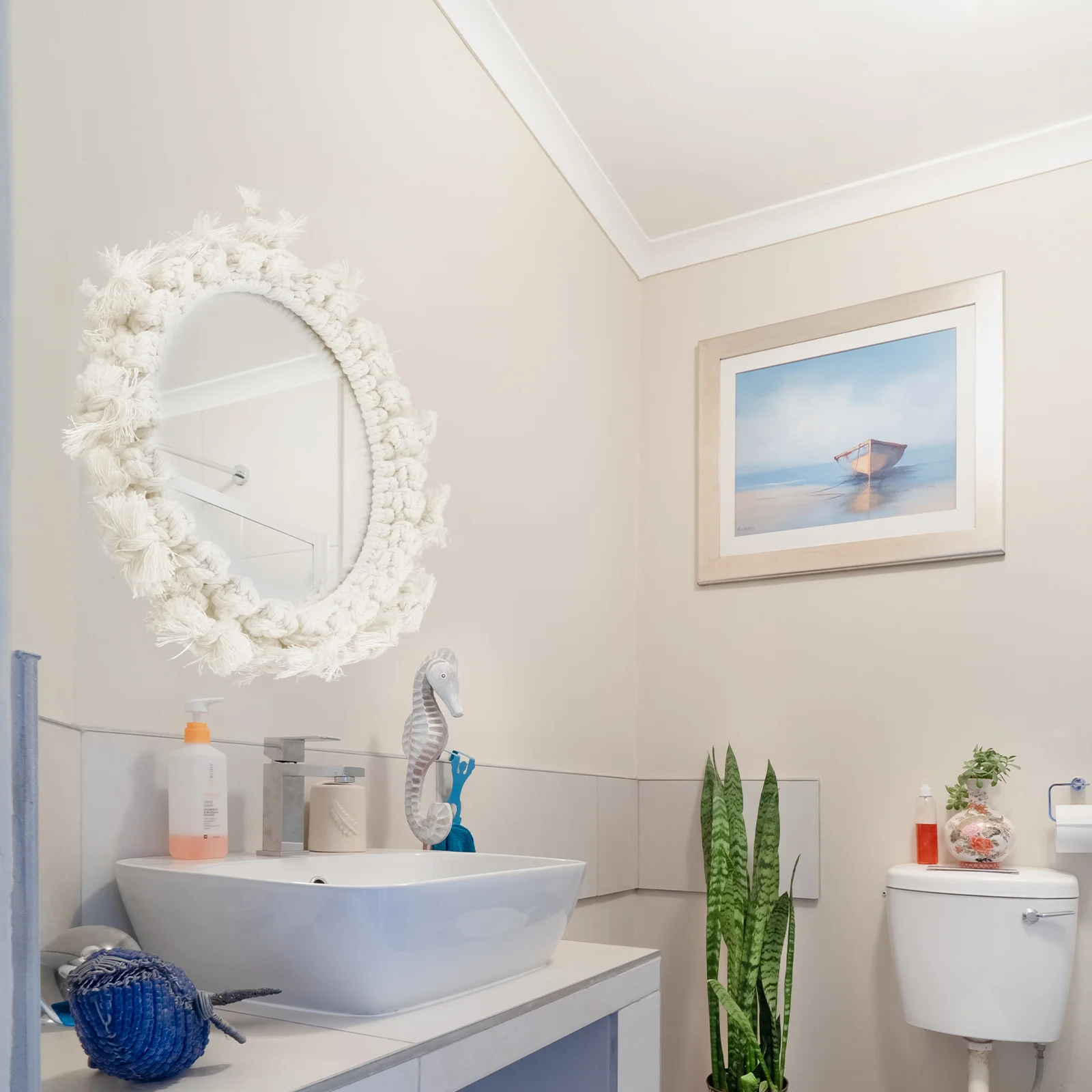 

1Pcs Decorative Makeup Mirror Nordic Design Wall Hanging Adornment Woven Round Shape for Home Hotel White