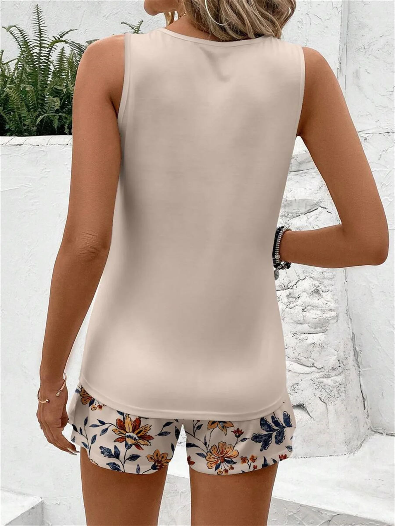 Women's Spring/Summer Fashion Two-Piece Set - Solid Color Fashionable Sleeveless Vest + Floral Print Shorts, Suitable for Daily Wear and Vacation Outfits