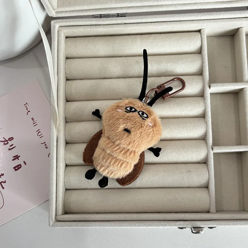 Niedlicher und lustiger Puppenanhänger in Kakerlakenform aus Cartoon-Plüsch, Studentenrucksackdekoration, lustige Geschenkzubehör für Studenten