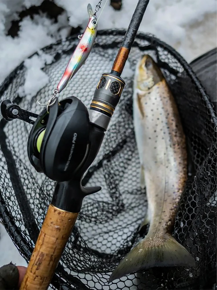 KINGDOM Micro Pro Baitcasting-Angelrolle 7,6:1 Übersetzungsverhältnis 4,6 kg maximale Bremskraft 138 g Gewicht Ultraleichtes Kohlenstoffmaterial Angelrolle – Detail 1