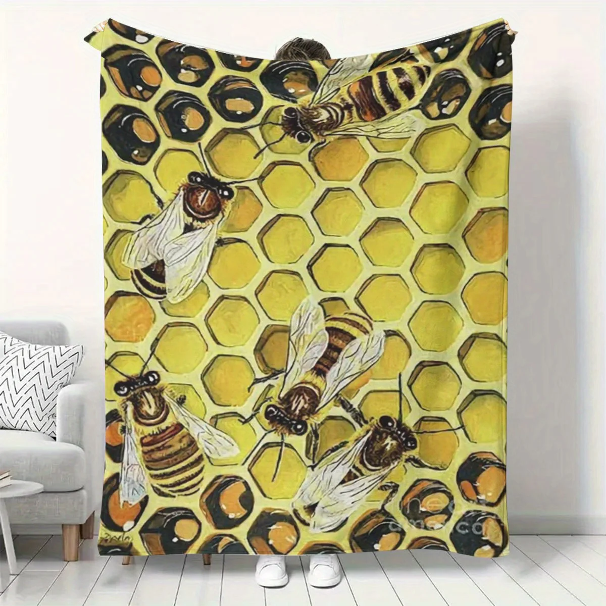 Cute Bumblebee Honey Cell Art Flannel Blanket Comfortable Warm Fleece Throw Blanket Indoor Outdoor Nature‑Themed Decor Present