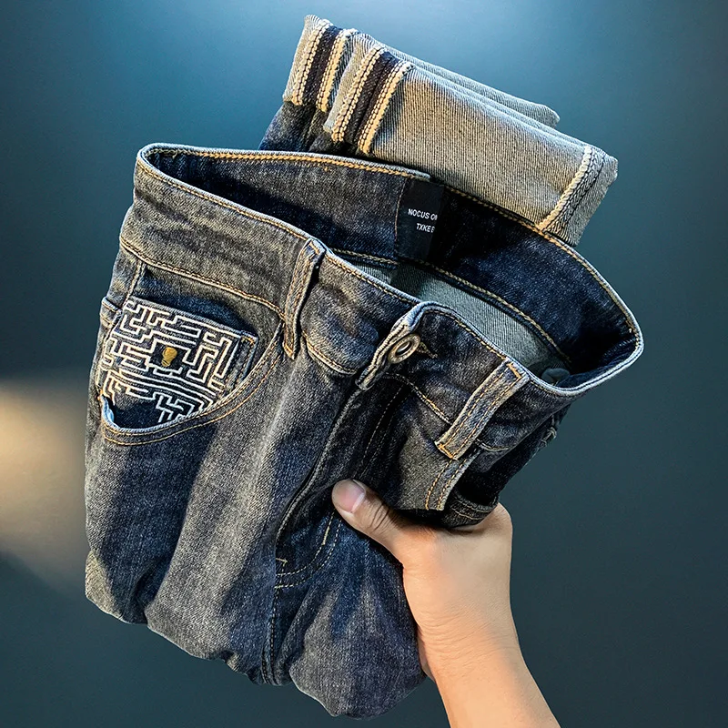 Jean de Luxe en Denim pour Homme, Pantalon Long, Extensible, Assressentià Tout, à la Mode, Imprimé Littérature, Collection Automne 2024