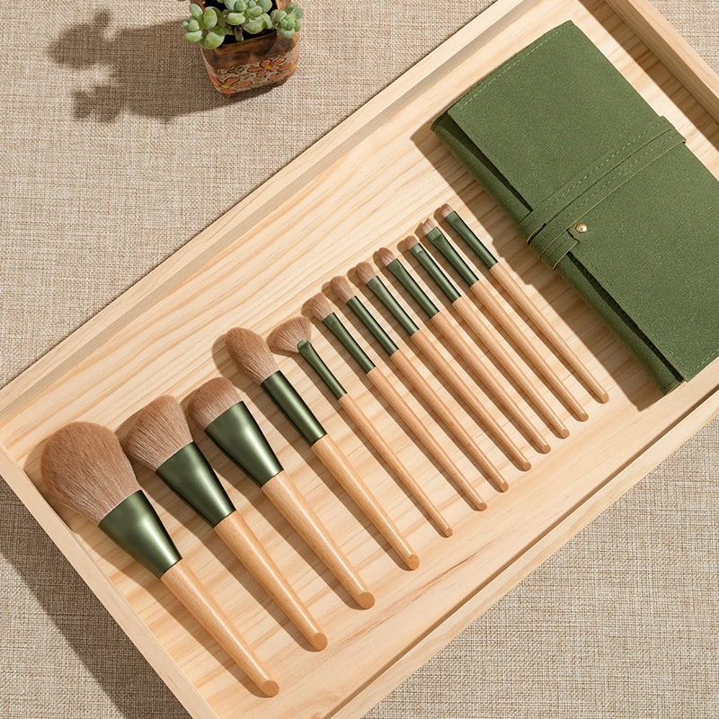 

Qingluo Cangzhou 12 makeup brushes set, full set, storage bag, loose powder, foundation, blush, eyeshadow brush, super soft.