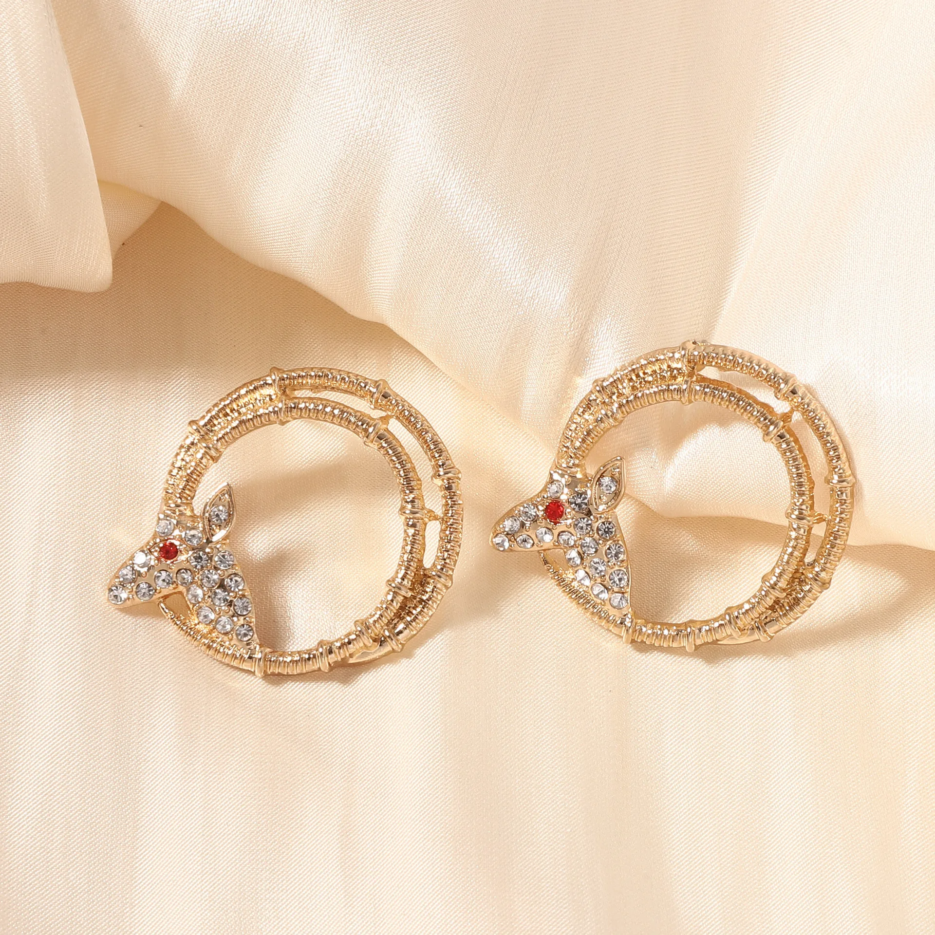 Personalized design sense Hollow-out zircon geometric super flash antelope earrings, exquisite and light luxury