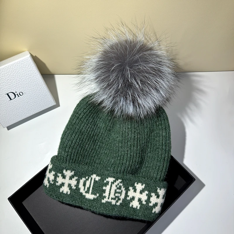 2024 AutumnWinter Wool Knitted Urine Cap Fashion Women's True Fox Hairball Casual Hat Outdoor Hip Hop Trend