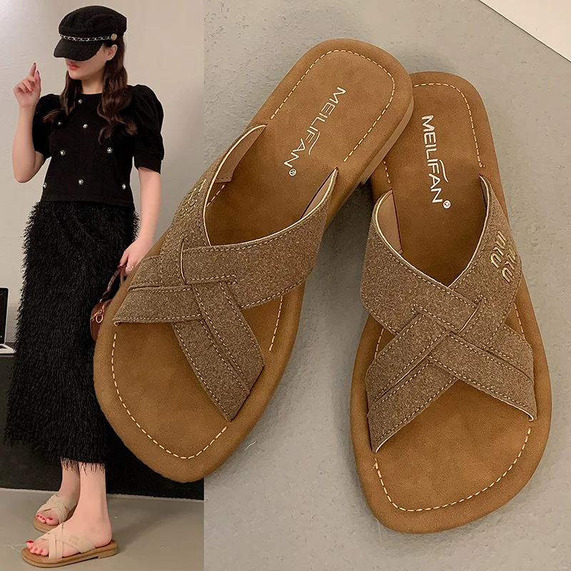 

Женская обувь 2025 Низкие женские тапочки Резиновые шлепанцы Бежевые босоножки на каблуке Новые мягкие гавайские летние черные шлепанцы Пластиковый PU Rom