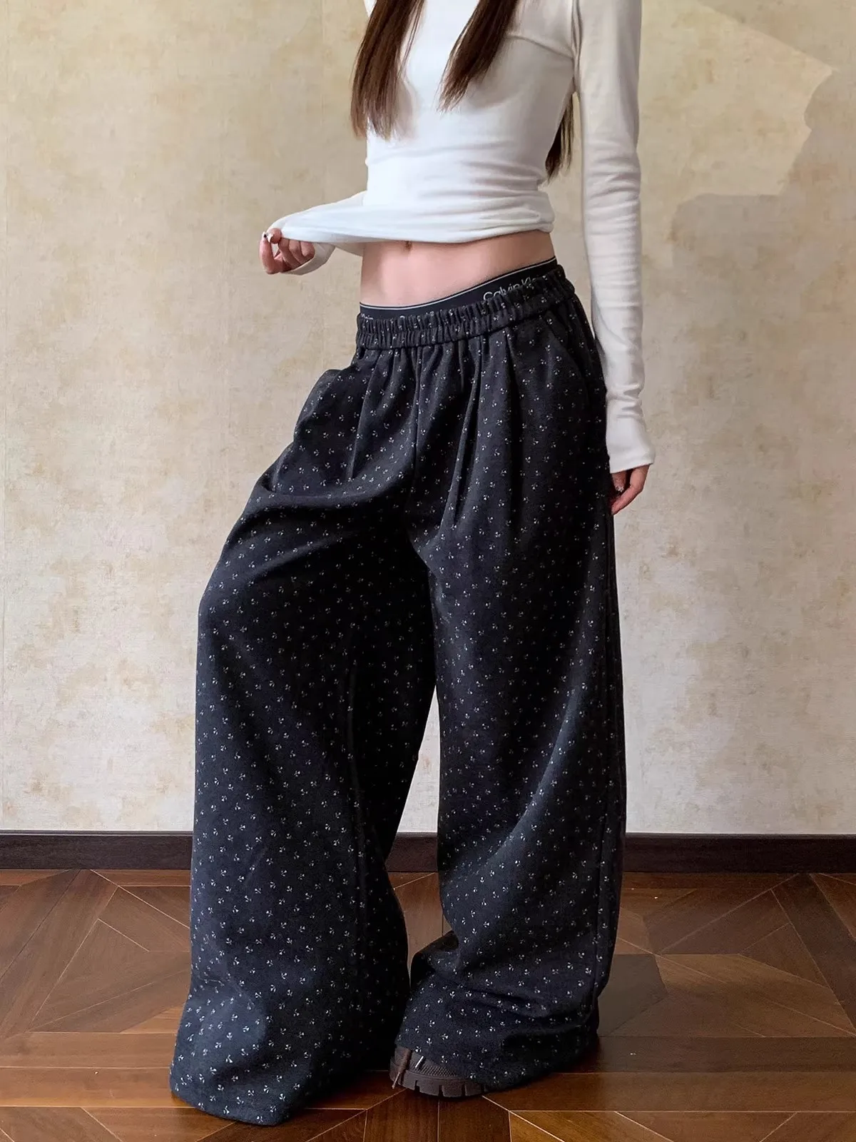 

Американские повседневные брюки в стиле Lazy Style с цветочным принтом, широкие, прямые, с флокированным дизайном, весна-осень, для женщин