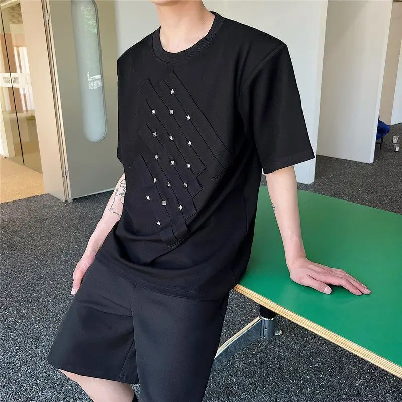 Korean Men Loose T-shirt 3D Woven Plaid Metal Stud Rivet Short Sleeve Round Neck Solid White Street Fashion Casual Oversized Top