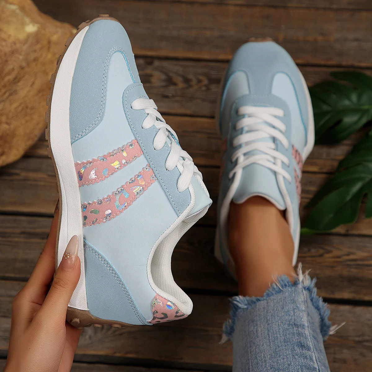 

Women Sneakers Comfortable Outdoor Fashion 2025 Spring New Versatile Flat Casual Sneakers Lace Up Women Sports Shoes Plus Size