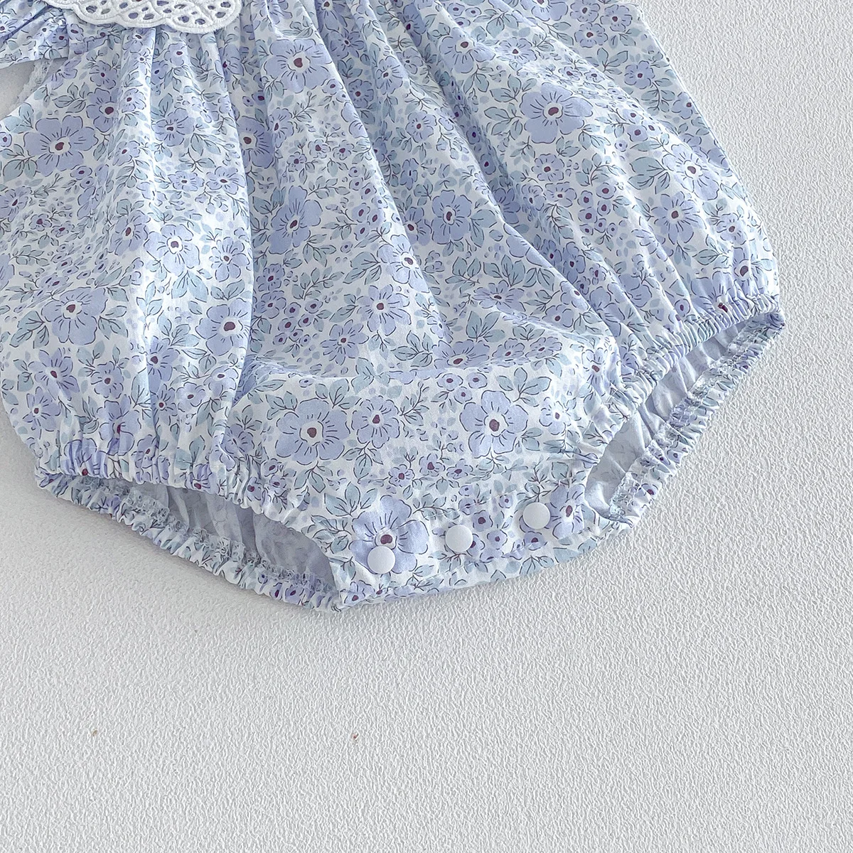 ZOETOPKID Sommer Baby Mädchen Kleidung Blumenmuster Kurzarm-Strampler Baby Bodysuit Puppenkragen Jumpsuit Spitzen-Blütenblatt-Kragen Outfit – Detail 20