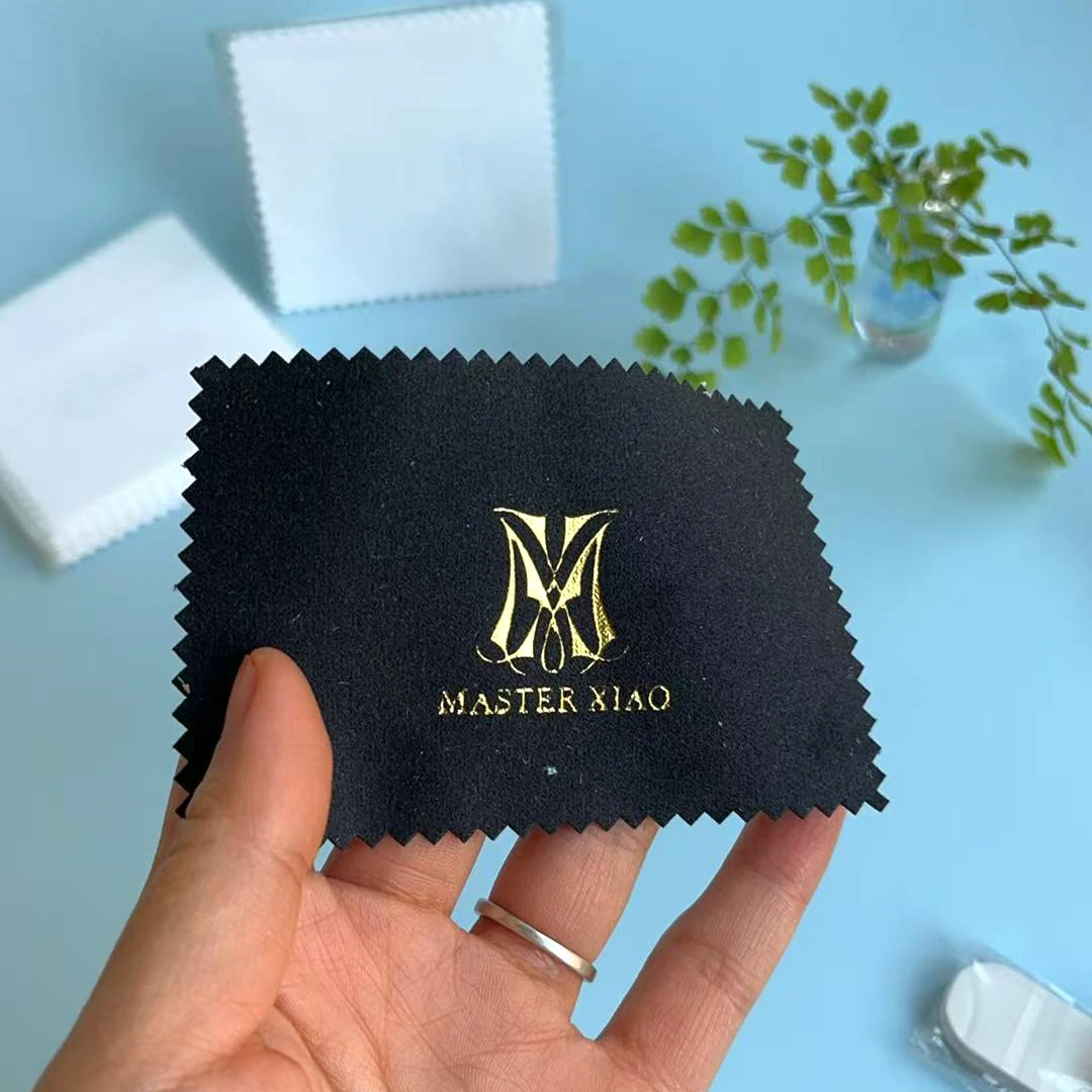 

Прямоугольная полировальная салфетка с индивидуальным логотипом, тиснением черным и золотым, из бархатистой кожи оленя цвета «белый молочный», в индивидуальной упаковке, 6.5