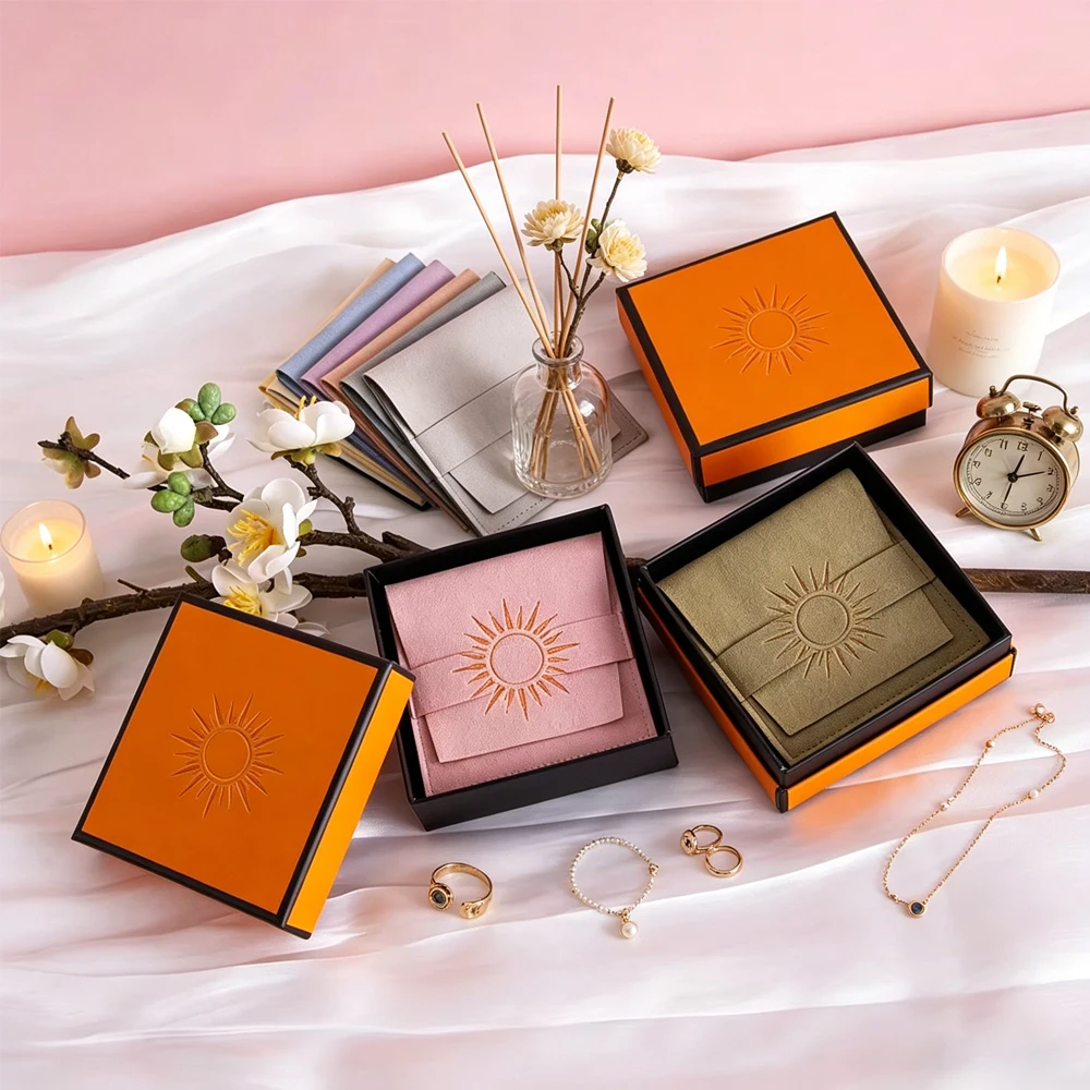 

Набор подарочных коробок для свадебных украшений с крышкой, украшенные темно-зелеными мешочками из микрофибры, для колец и серег, с возможностью нанесения логотипа