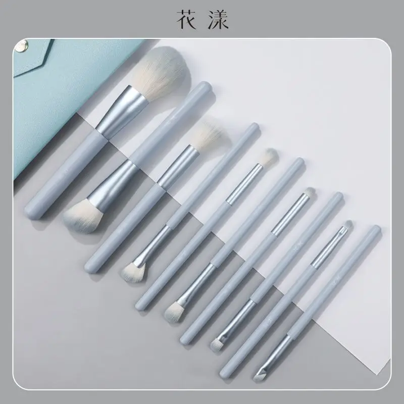 Un ensemble complet de pinceaux de maquillage semblables à des fleurs, des poils super doux, des pinceaux d'ombre à paupières à points de couleur et des outils de maquillage