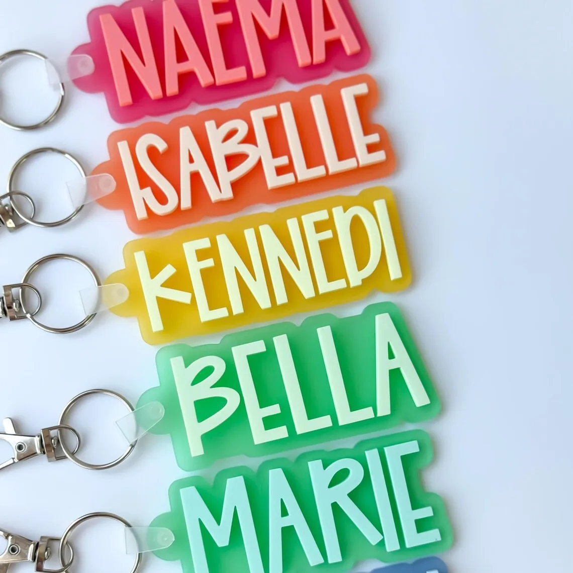 

Оптовая продажа: Красочные 3D-брелоки с именем на заказ, акриловые двухслойные именные таблички, персонализированные брелоки для ключей от машины, подвески для сумок, этикетки-шармы